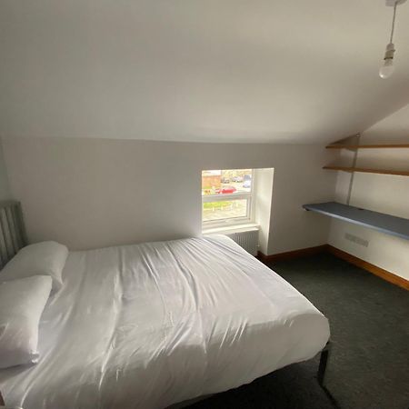 Room In A Shared House 뱅거 외부 사진