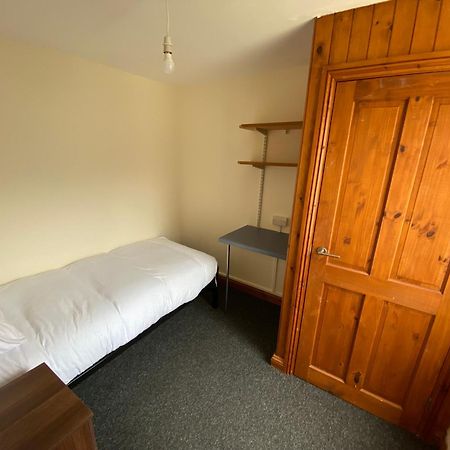 Room In A Shared House 뱅거 외부 사진